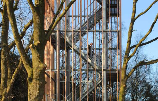 Torre tra gli alberi in acciaio e legno