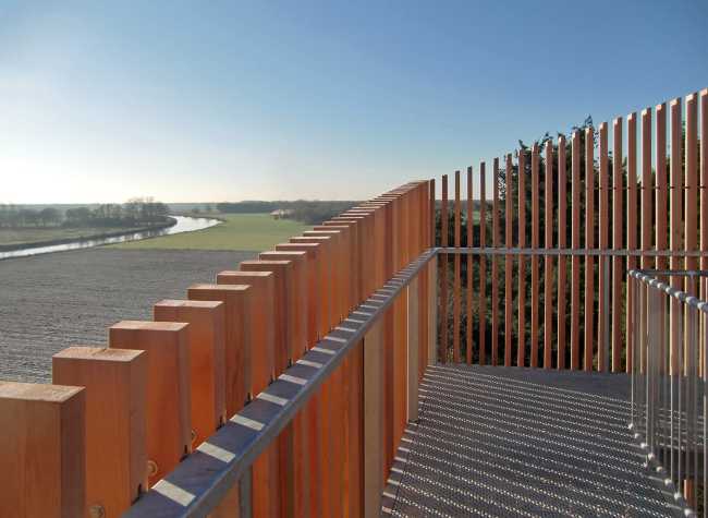 Punto panoramico sulla torre in acciaio e legno