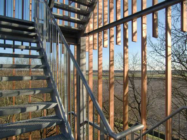 Scala in acciaio e doghe in legno