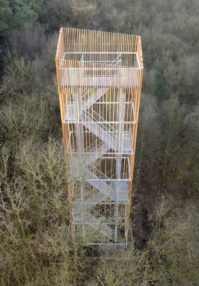 Torre panoramica in acciaio e legno
