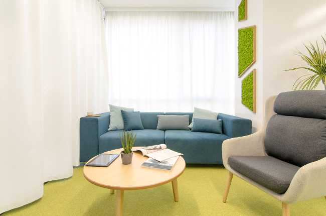 postazioni lavoro area relax sedute imbottite colorate