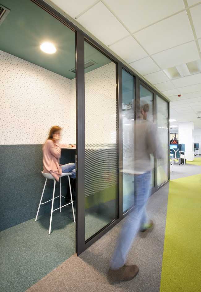 divisori vetrati e pareti colorate