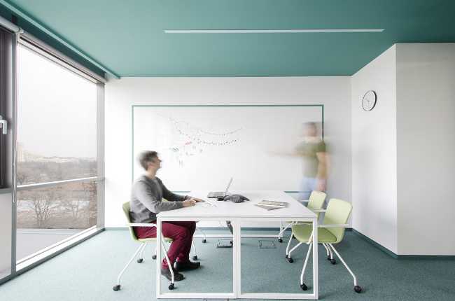 sala riunioni banca pavimento e soffitti colorati