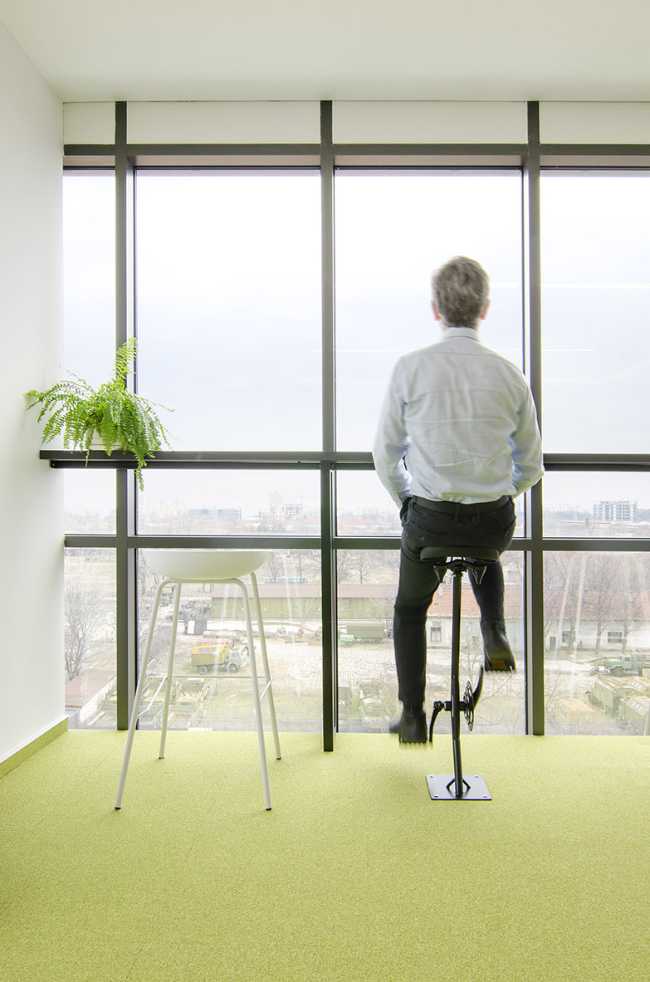 parete vetrata e sgabelli alti