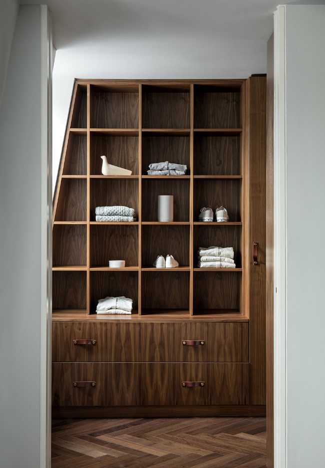 Scaffale in legno di noce