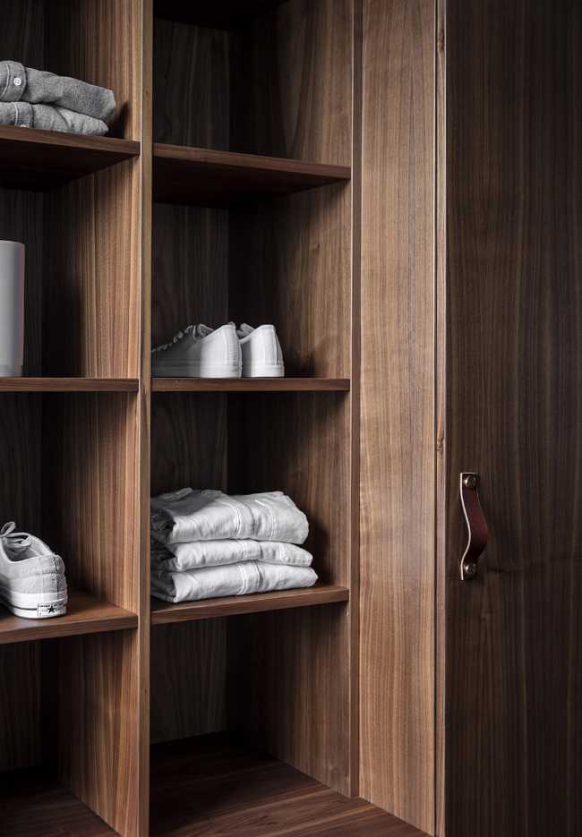 Scaffale in legno di noce