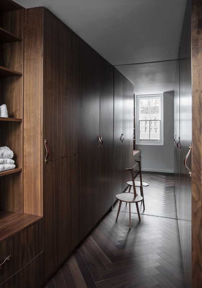 Corridoio e armadio in legno di noce