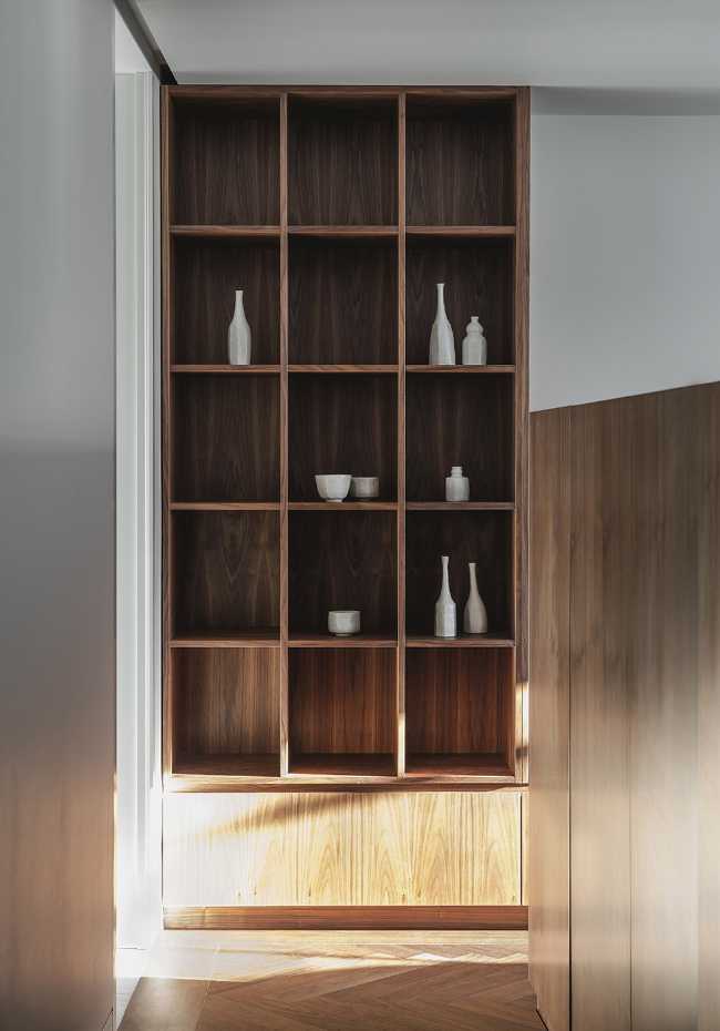 Scaffale in legno di noce