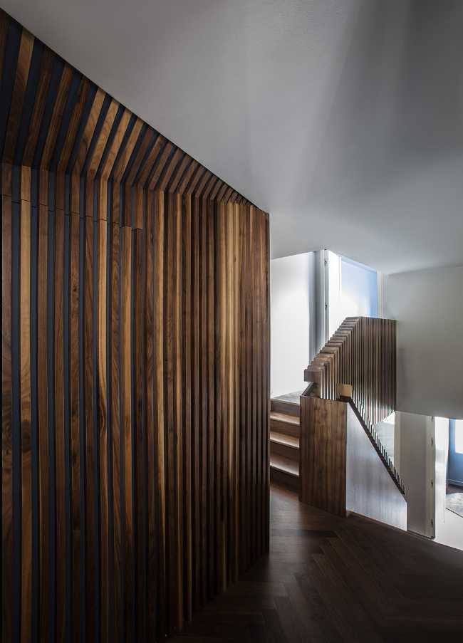 Interno in legno di noce