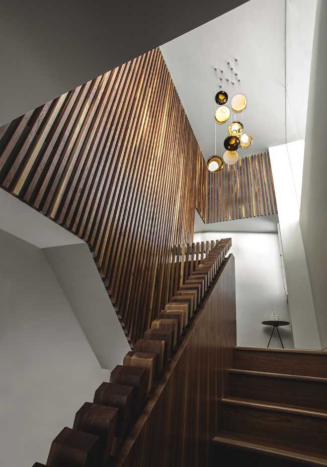 Scala interna in legno di noce