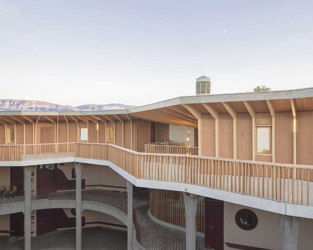 Ultimo piano di una scuola in legno