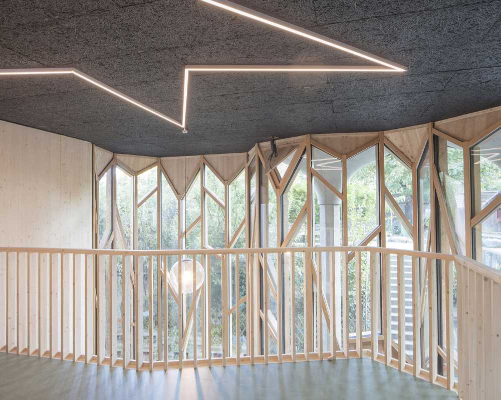 Ultimo piano di una scuola in legno
