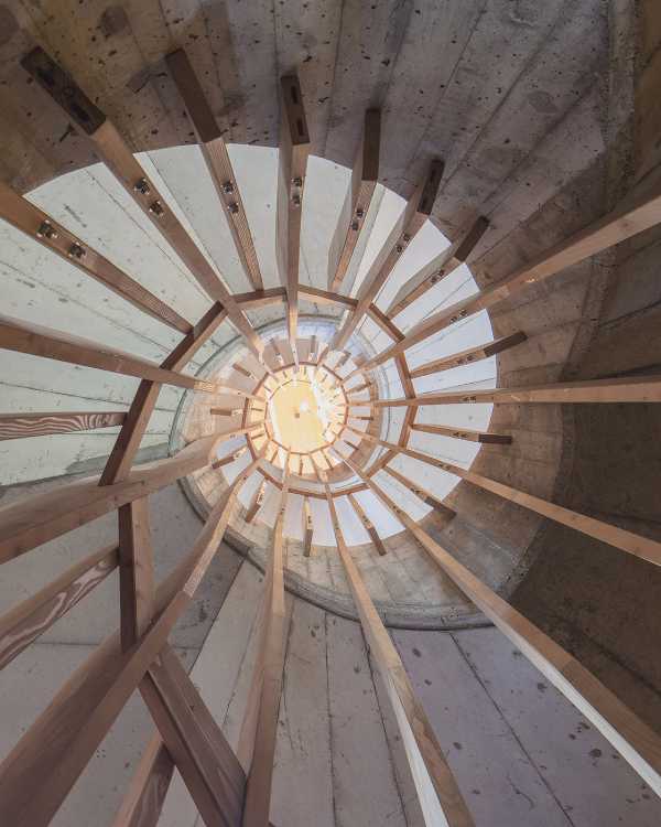 Scala a chiocciola in cemento e legno