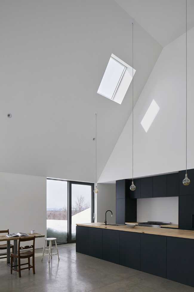 Interni baita in legno cucina nera