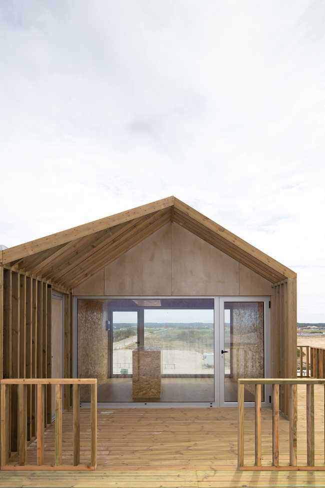 Passerella e capanno in legno