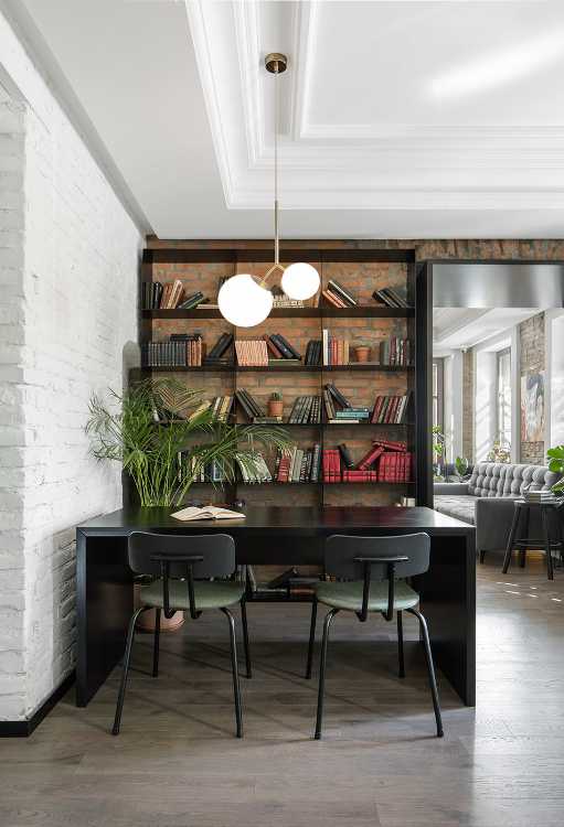 Tavolo con libreria