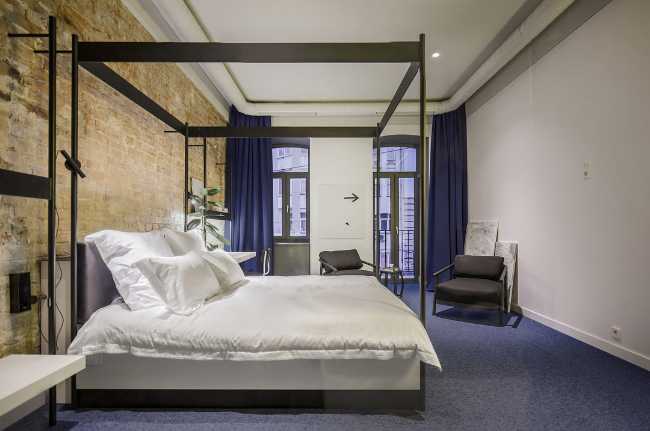 Camera da letto con baldacchino in acciaio