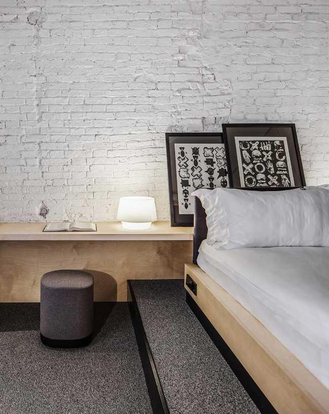 Letto su piattaforma in legno