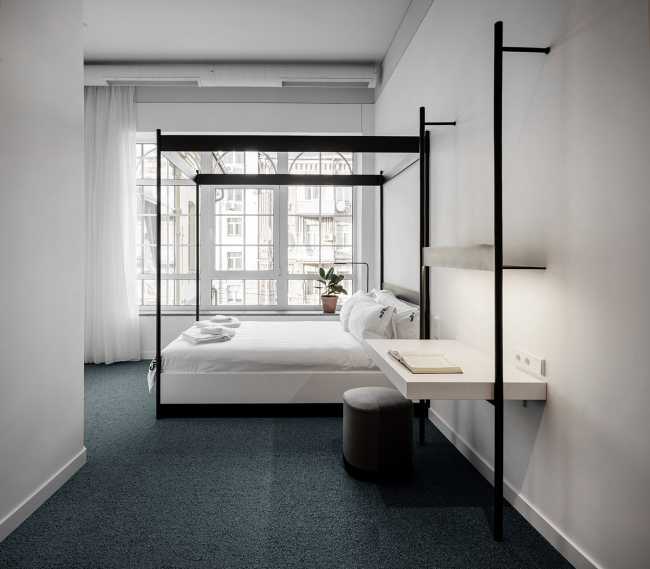 Letto con baldacchino in acciaio