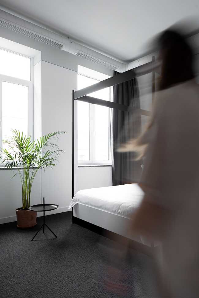 Letto con baldacchino in acciaio