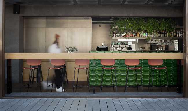 Tavolo lungo con sgabelli