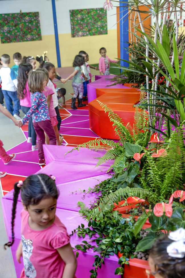 Sedute rosse e fucsia e bambini