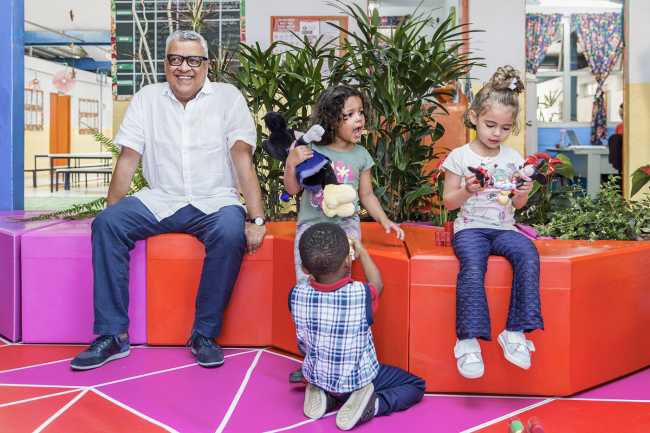 Sedute colorate e bambini