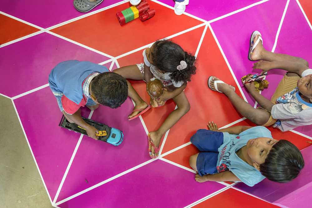 Pavimento colorato e bambini