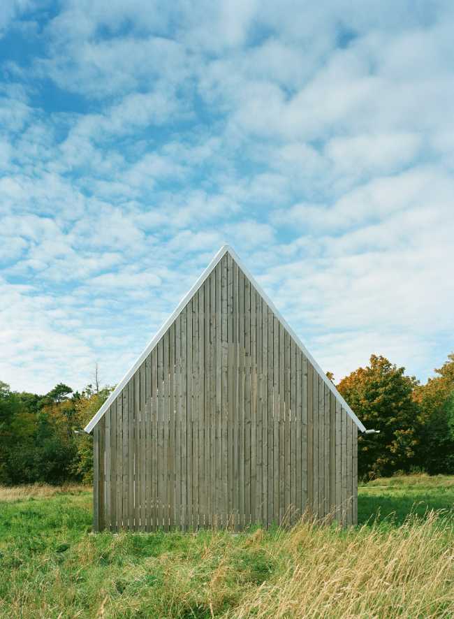 Casa in legno con tetto a doppia falda