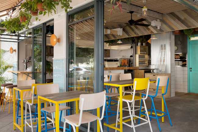 Bar con sedie colorate