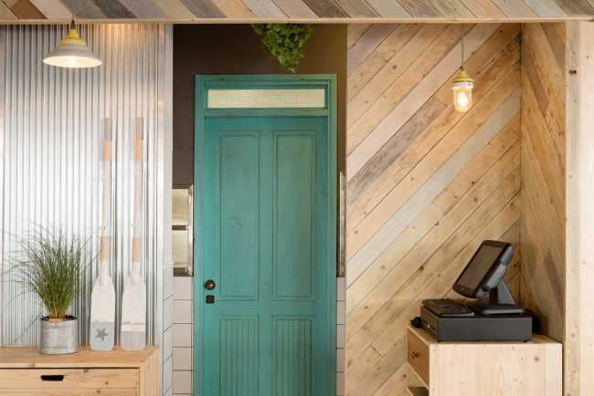 Interno bar porta verde