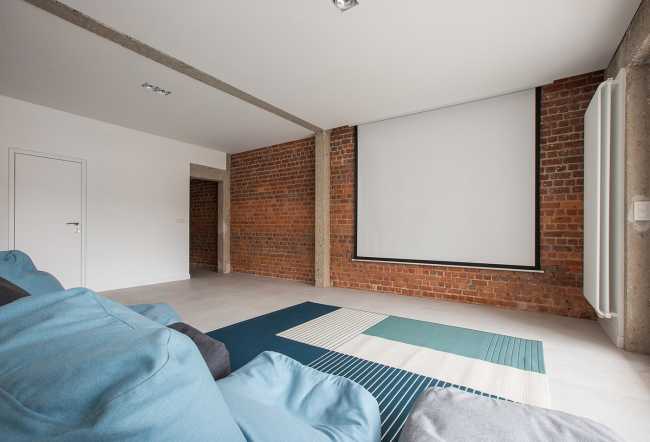 Parete con muratura e proiettore