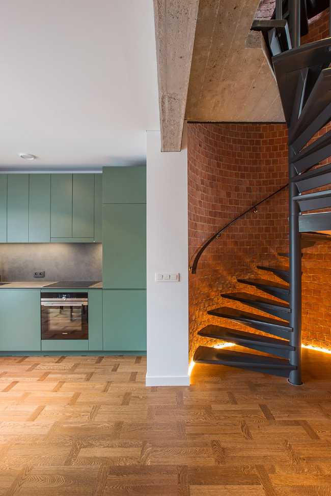 Scala a chiocciola nero