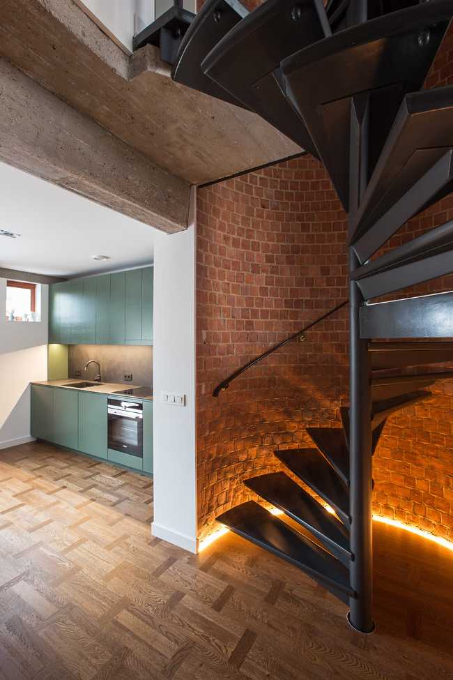 Scala a chiocciola nera