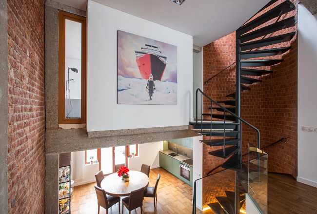 Scala a chiocciola nera