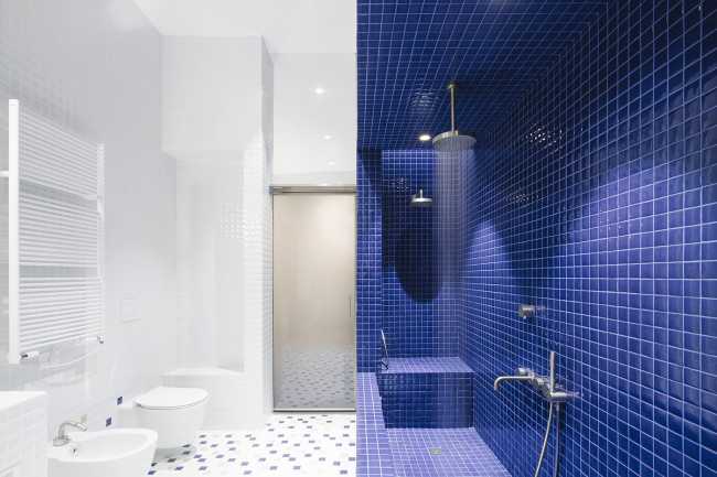 Bagno con piastrelle blu
