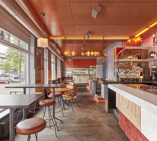 rivestimento a soffitto e luci al neon