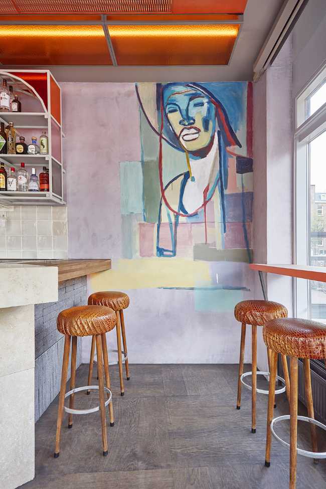 sedute alte in pelle bancone rivestito in pietra