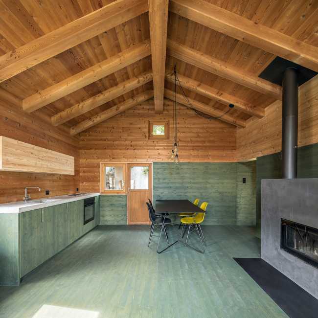 Interno chalet verde e legno