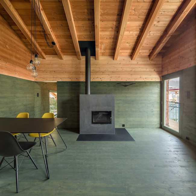 Interno chalet verde e legno