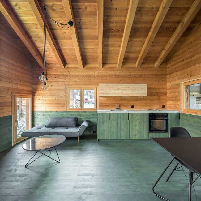 Interno chalet verde e legno