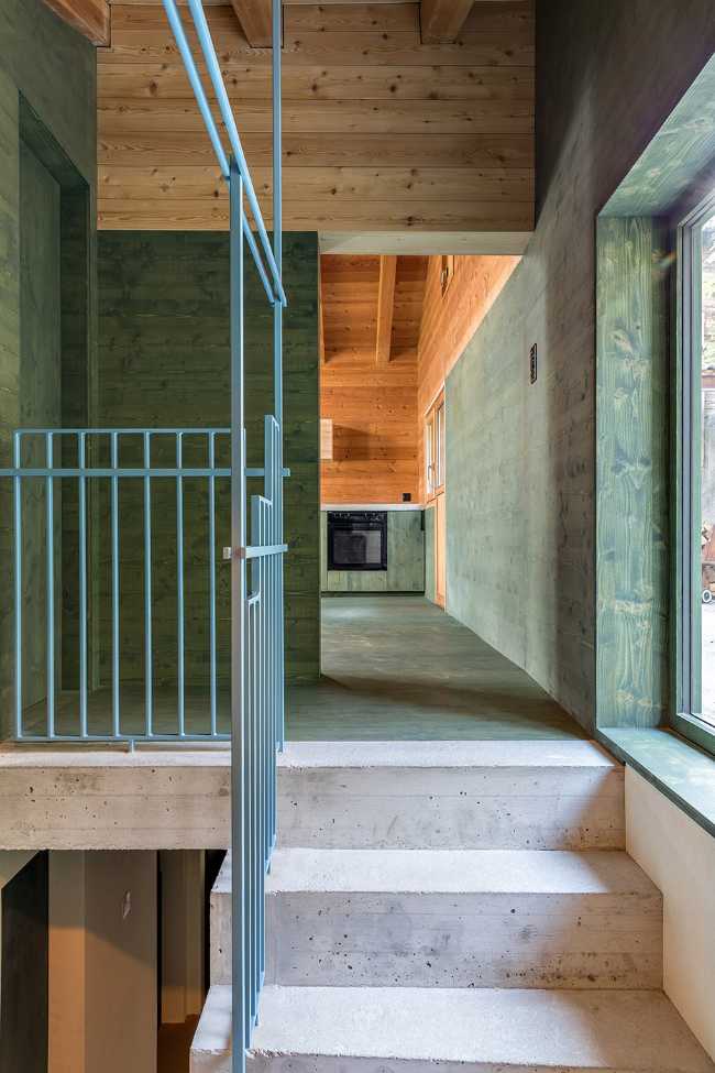 Interno chalet verde e legno scale in cemento