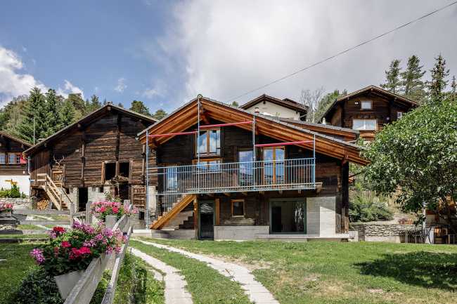 Chalet con tende colorate