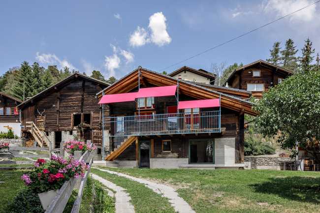 Chalet con tende colorate