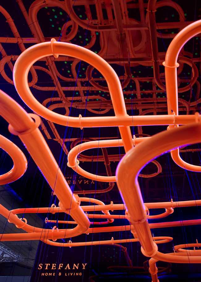 fiera stand installazione percorsi colorati tubi sospesi