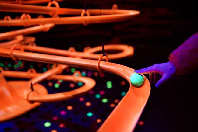 fiera stand installazione percorsi colorati tubi sospesi