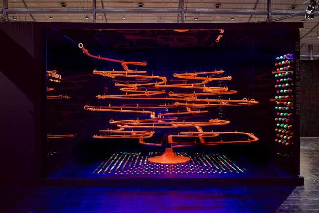 fiera stand installazione percorsi colorati tubi sospesi