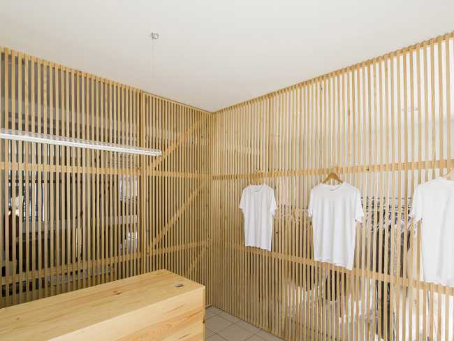 Interni con doghe verticali in legno