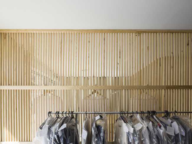 Interni con doghe verticali in legno