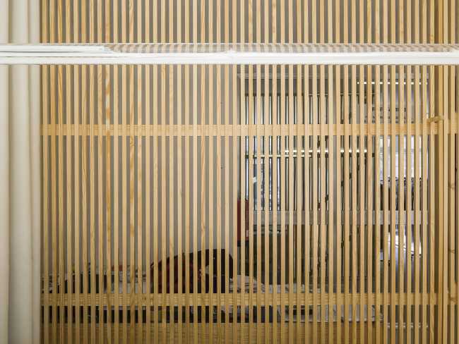 Interni con doghe verticali in legno